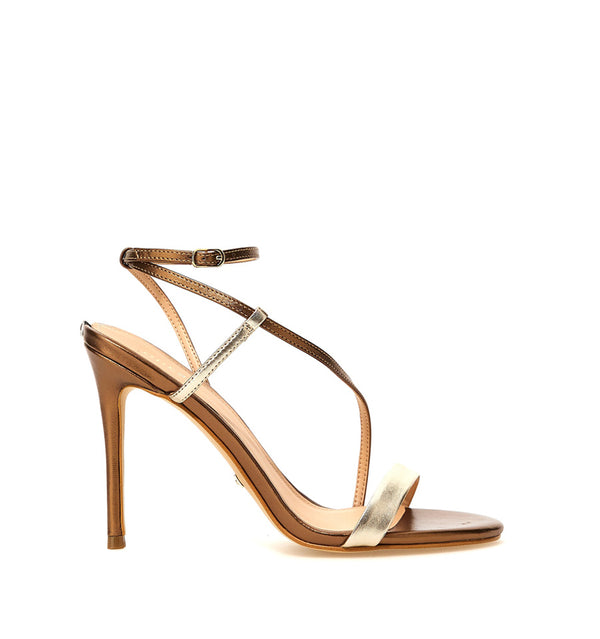 Sandalia stiletto con pulsera en piel bronce