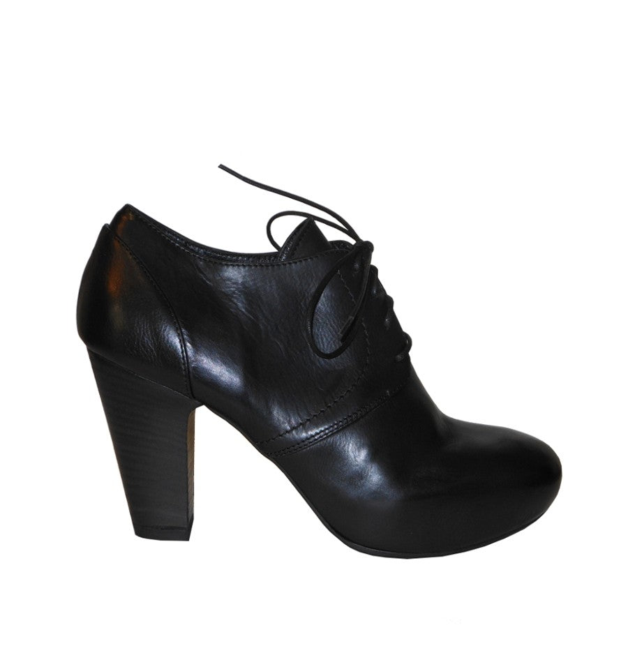 L8801 -Zapato de Vic abotinado con cordón