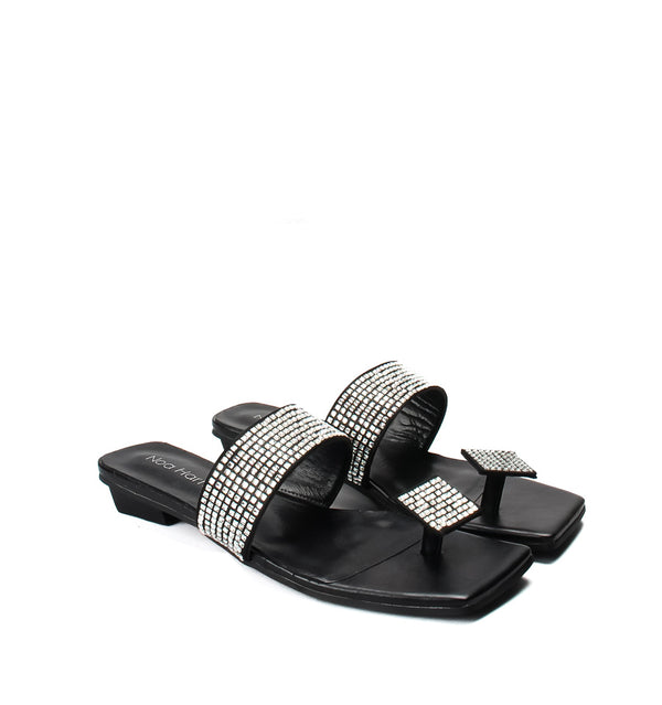 Sandalia con anillo+tira empeine y tachas en negro