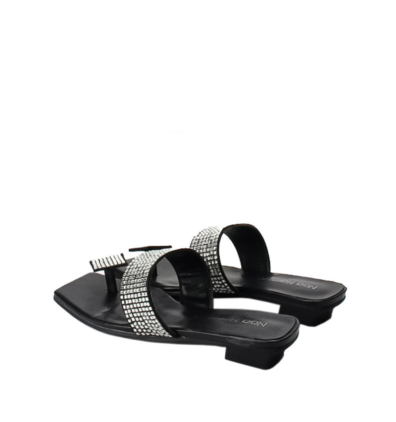 Sandalia con anillo+tira empeine y tachas en negro