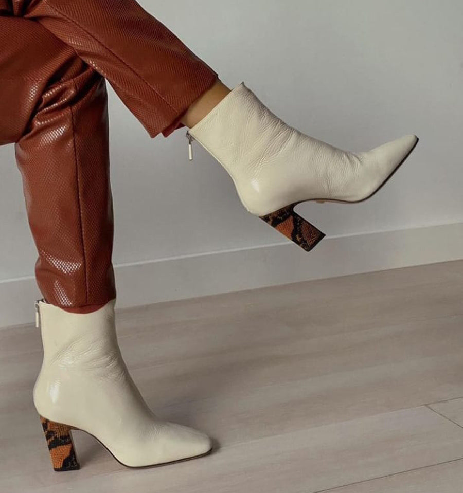 DE019 Botín tacón estampado charol hueso