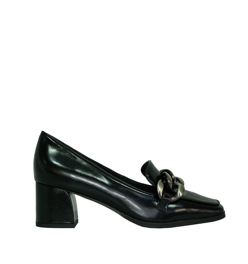 Mocasín medio negro con adorno cadena