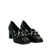 Mocasín medio negro con adorno cadena