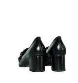 Mocasín medio negro con adorno cadena