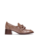 Mocasín con cadena en charol camel