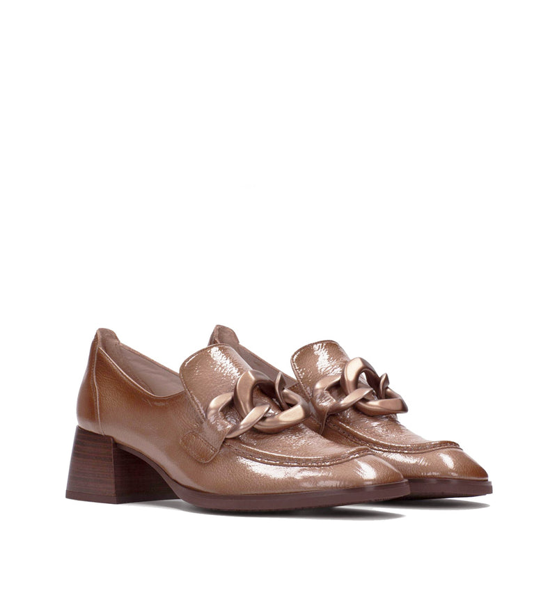 Mocasín con cadena en charol camel
