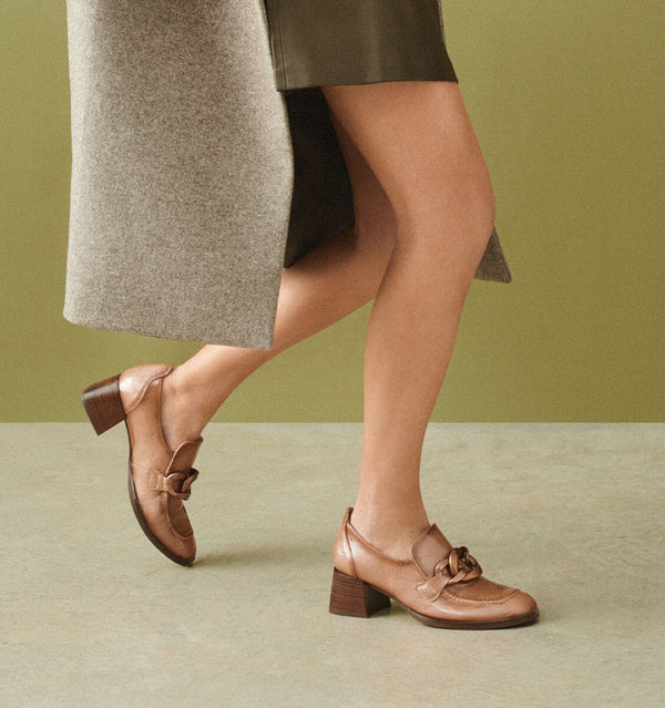 Mocasín con cadena en charol camel