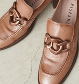 Mocasín con cadena en charol camel