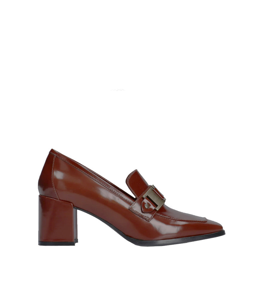 Mocasín con adorno en piel cuero