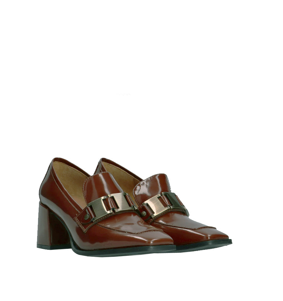 Mocasín con adorno en piel cuero