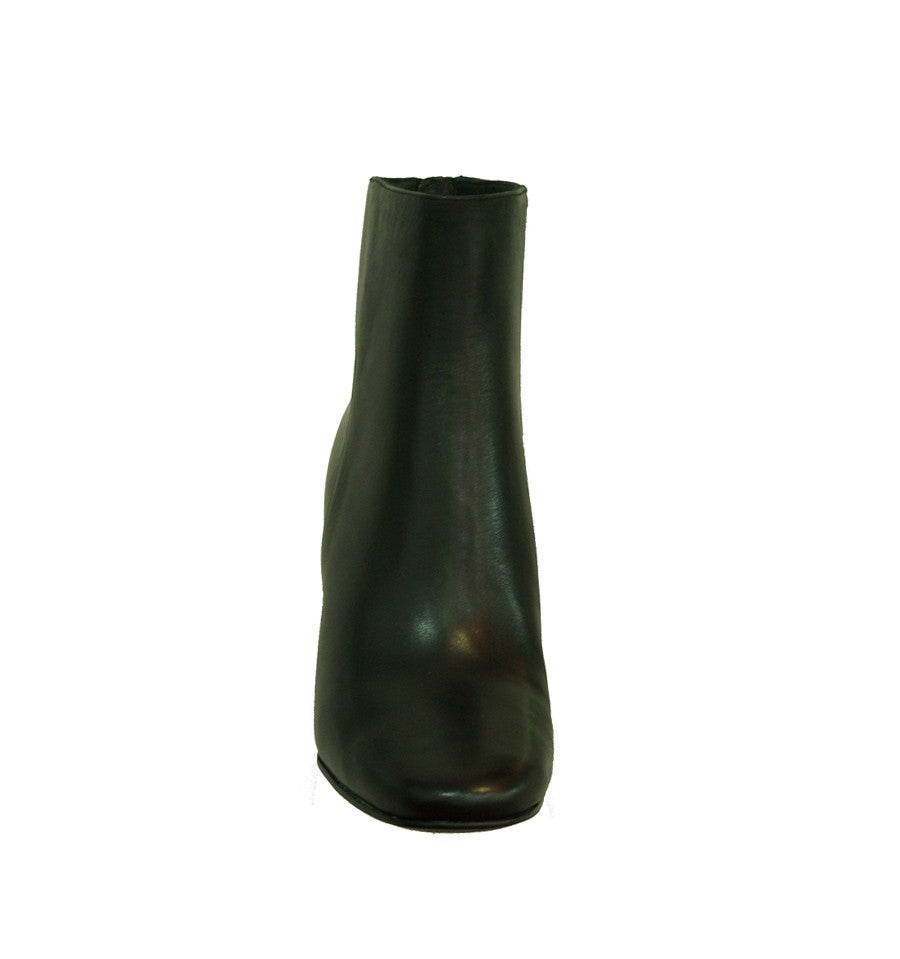 Botín en piel negra con tacón metal