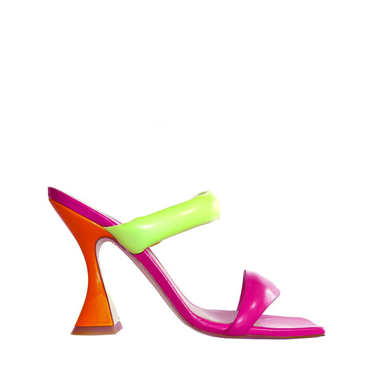 F22700 - Sandalia alta con tiras acolchadas en fuxia