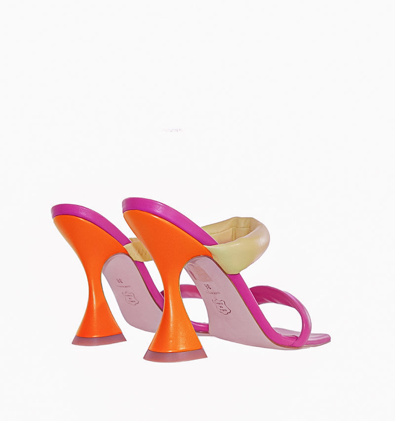 Sandalia alta con tiras acolchadas en fuxia
