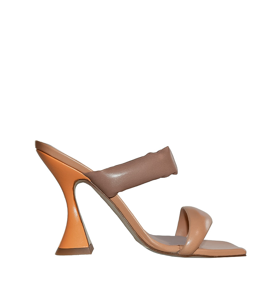 D22700 - Sandalia alta con tiras acolchadas en camel