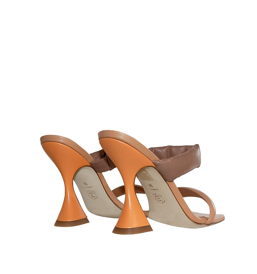 D22700 - Sandalia alta con tiras acolchadas en camel