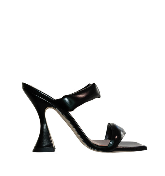 F22700 - Sandalia alta con tiras acolchadas en negro