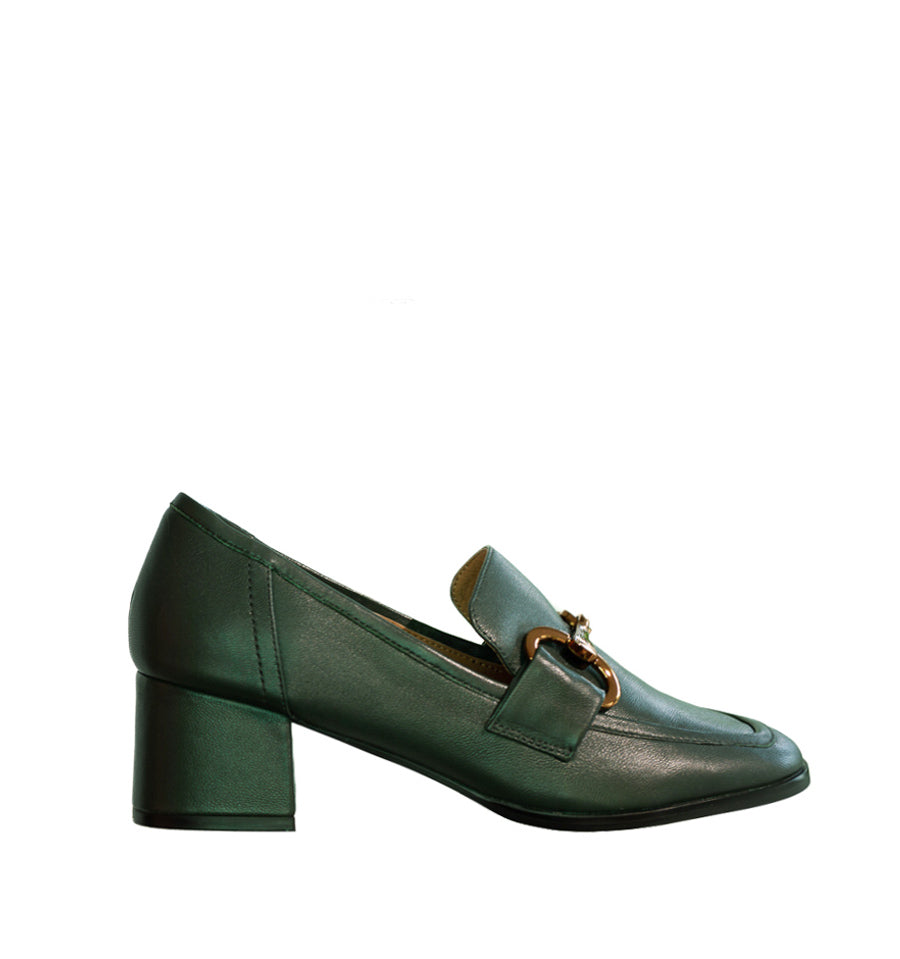 Mocasín con adorno metálico en piel verde