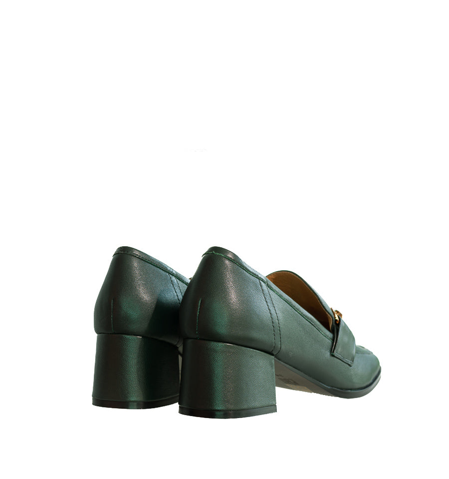 Mocasín con adorno metálico en piel verde